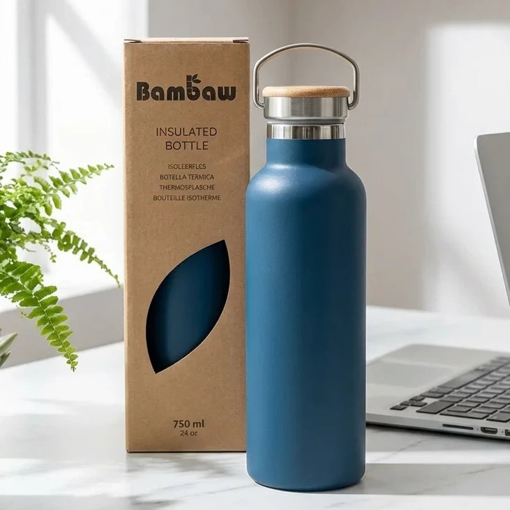 Bouteille isotherme bleu saphir Bambaw 750ml acier inoxydable avec bouchon bambou sur bureau blanc