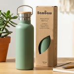 Bouteille isotherme Bambaw vert sauge 750ml en acier inoxydable avec bouchon bambou sur bureau