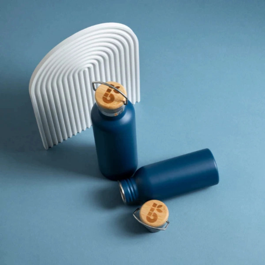 Deux bouteilles isothermes en acier inoxydable couleur bleu saphir de la marque Bambaw sur fond bleu