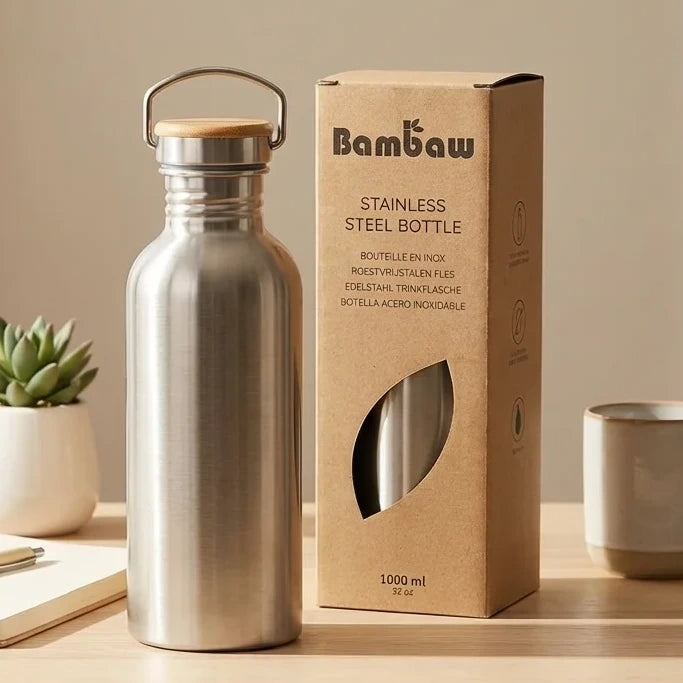 Bouteille isotherme Bambaw 1L acier inoxydable sur un bureau minimaliste avec plante