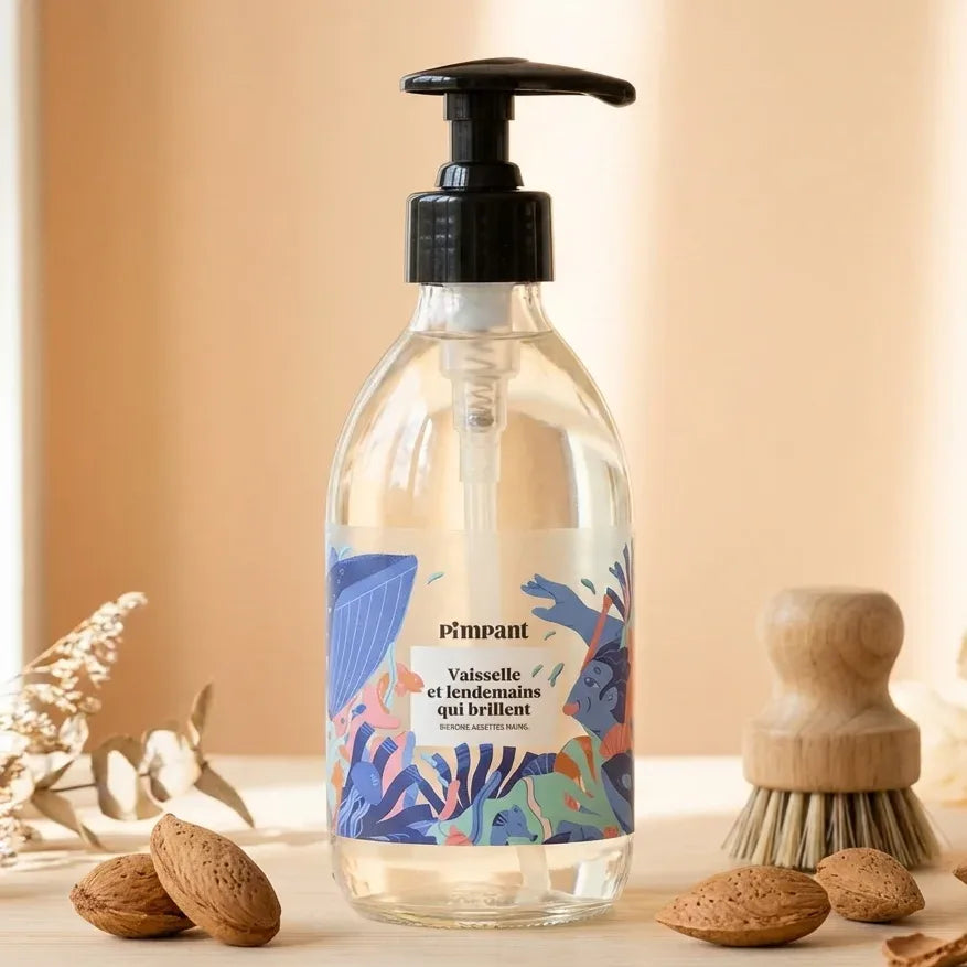 Bouteille liquide vaisselle Pimpant Amande avec pompe, amandes et éléments naturels, fond beige