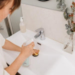 Utilisation du spray anti-calcaire de la marque Pimpant dans un lavabo de salle de bain