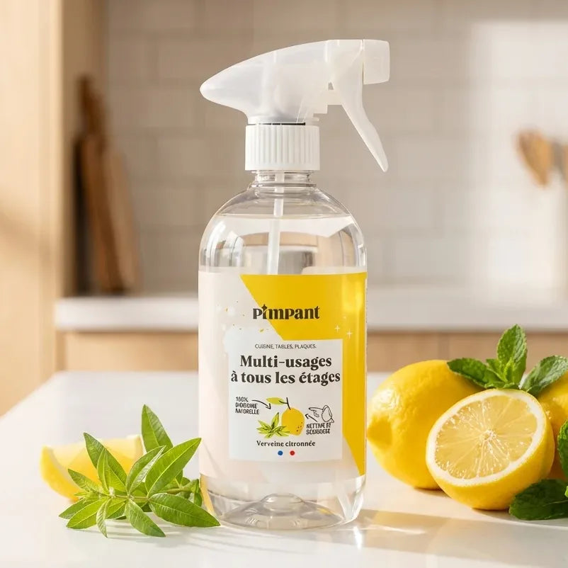 Bouteille spray rechargeable Pimpant citronnelle avec citrons frais et herbes sur plan de travail cuisine