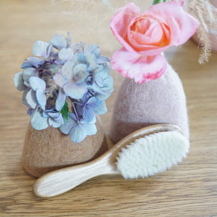 Photo d'ambiance d'une Brosse à cheveux Bébé en Bambou Cap Bambou