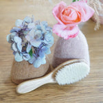 Photo d'ambiance d'une Brosse à cheveux Bébé en Bambou Cap Bambou