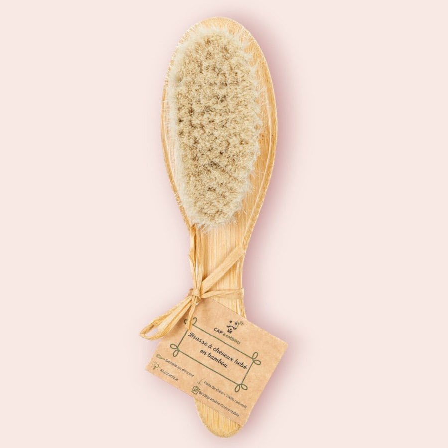 Une Brosse à cheveux Bébé en Bambou - Cap Bambou, sur un fond rose