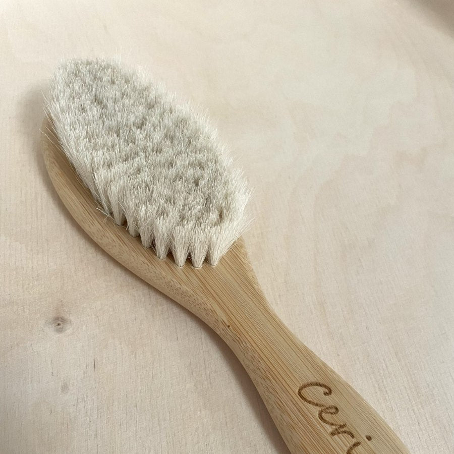 Zoom sur la Brosse à cheveux Bébé en Bambou de Cap Bambou