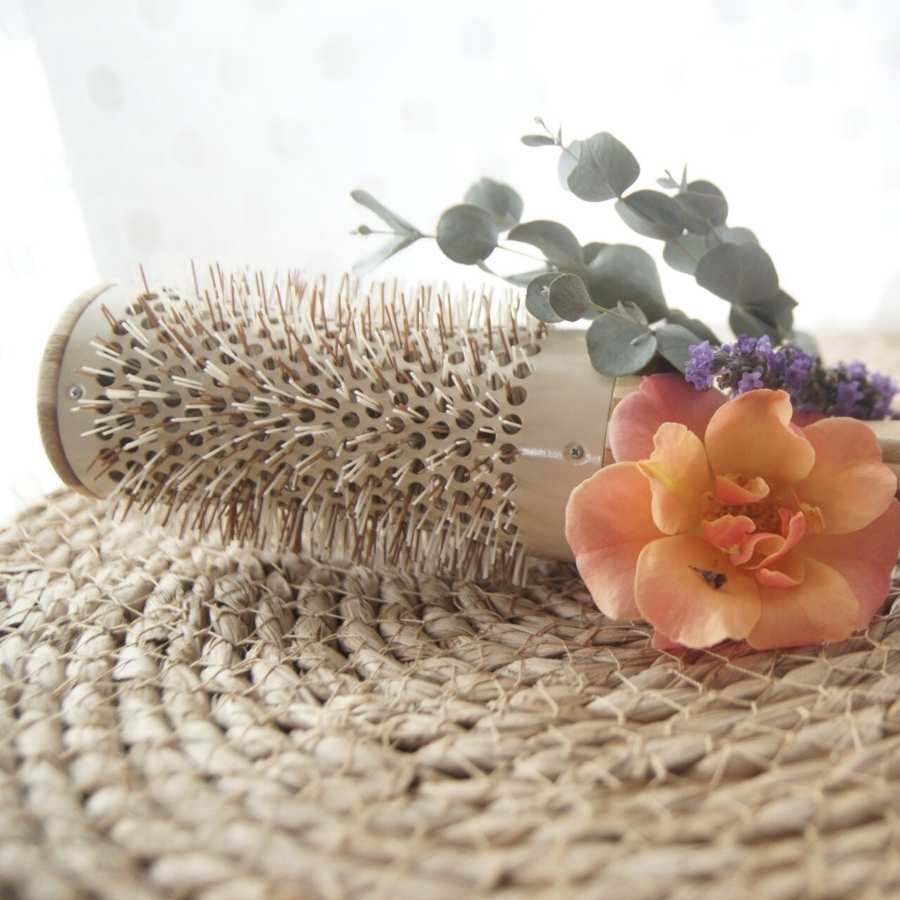 Une brosse à cheveux pour brushing en bambou diamètre 32 de la marque Cap Bambou