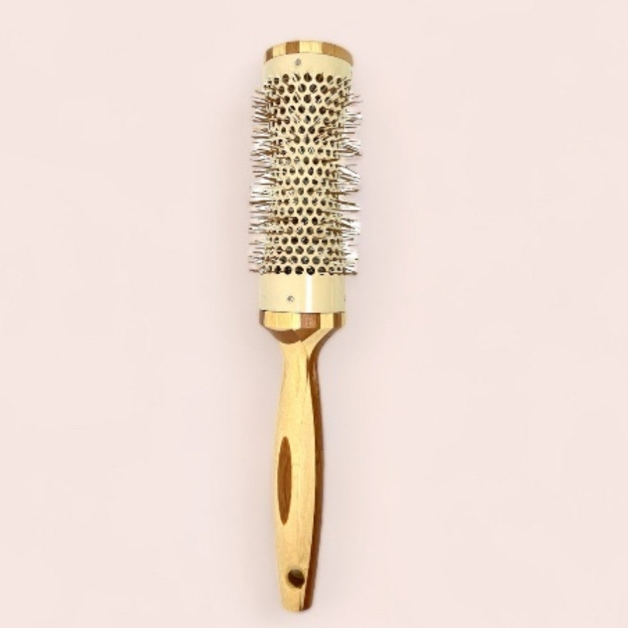 Une brosse à cheveux pour brushing en bambou diamètre 32 de la marque Cap Bambou