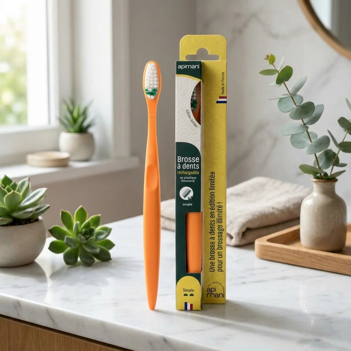 Brosse à dents bioplastique souple Apimani orange avec étui, design écologique minimaliste