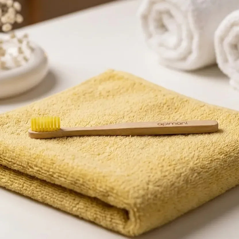 Brosse à dents en bois Apimani enfant avec étui, poils jaunes et manche naturel