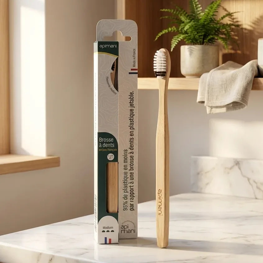 Brosse à dents en bois medium Apimani dans son étui, design écologique minimaliste