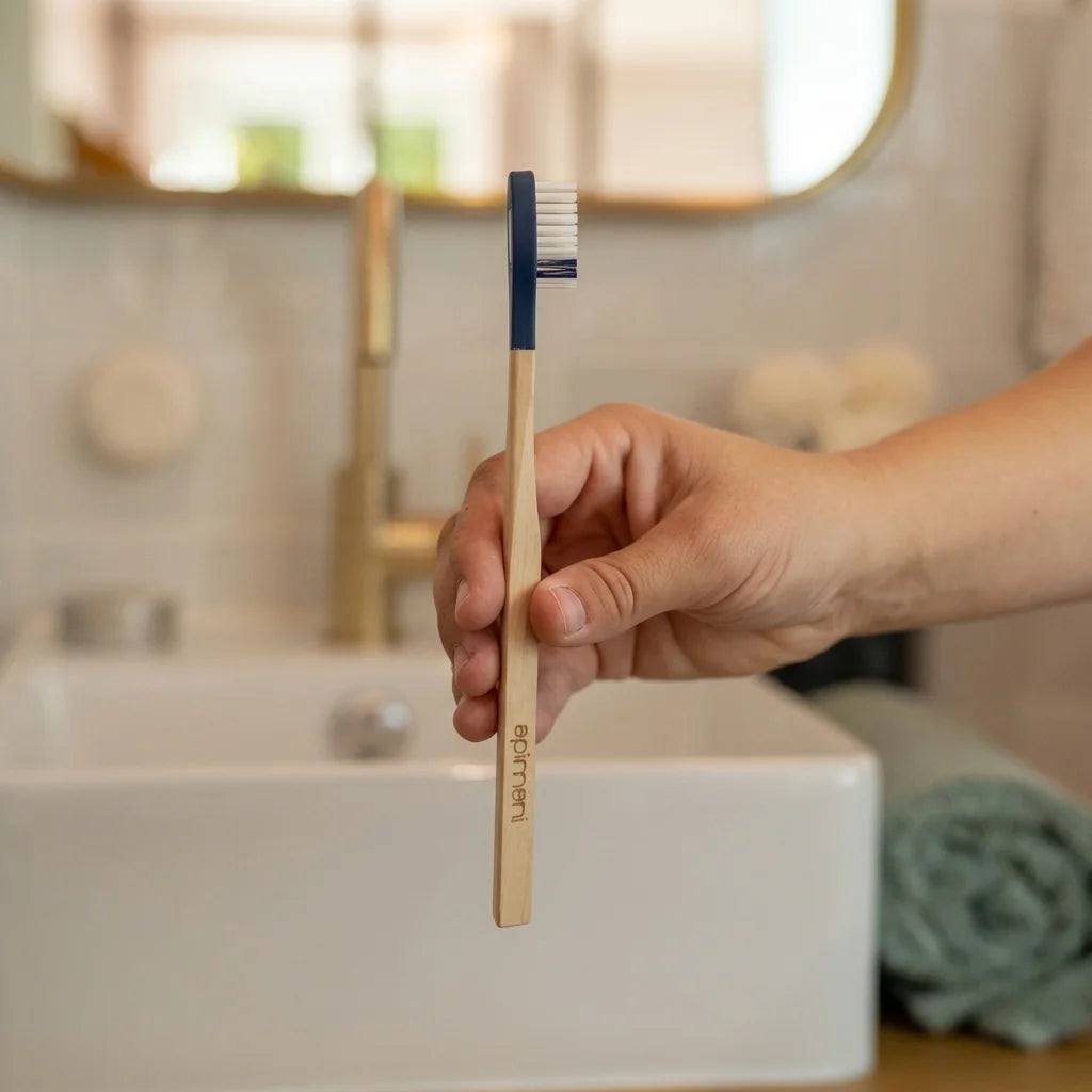 Brosse à dents rechargeable Apimani en bois avec tête amovible bleue, design éco-responsable