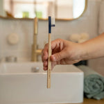 Brosse à dents rechargeable Apimani en bois avec tête amovible bleue, design éco-responsable