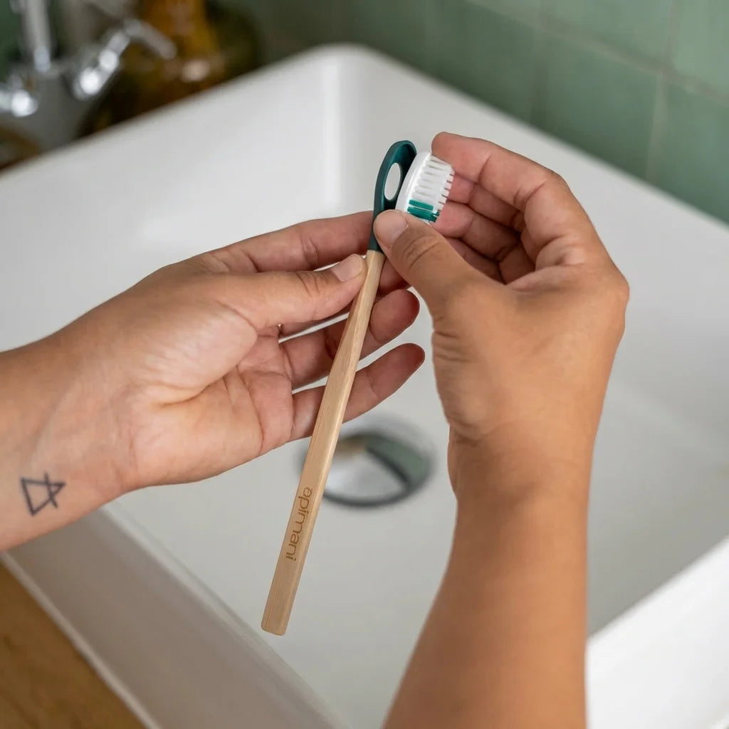 Brosse à dents rechargeable Apimani en bois avec tête interchangeable dans une salle de bain moderne