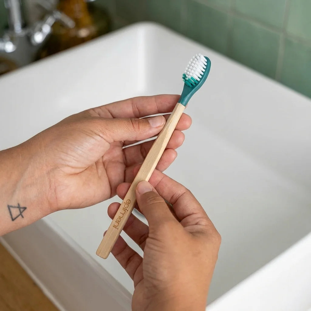 Brosse à dents rechargeable Apimani en bois avec tête teal dans une salle de bain moderne