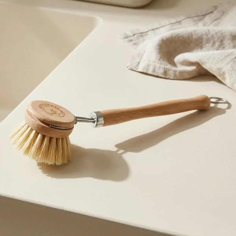 Brosse à vaisselle en bois FSC Anotherway avec manche en hêtre sur plan de travail cuisine