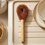 Brosse à vaisselle écologique fibre de coco et bambou Bambaw dans un évier