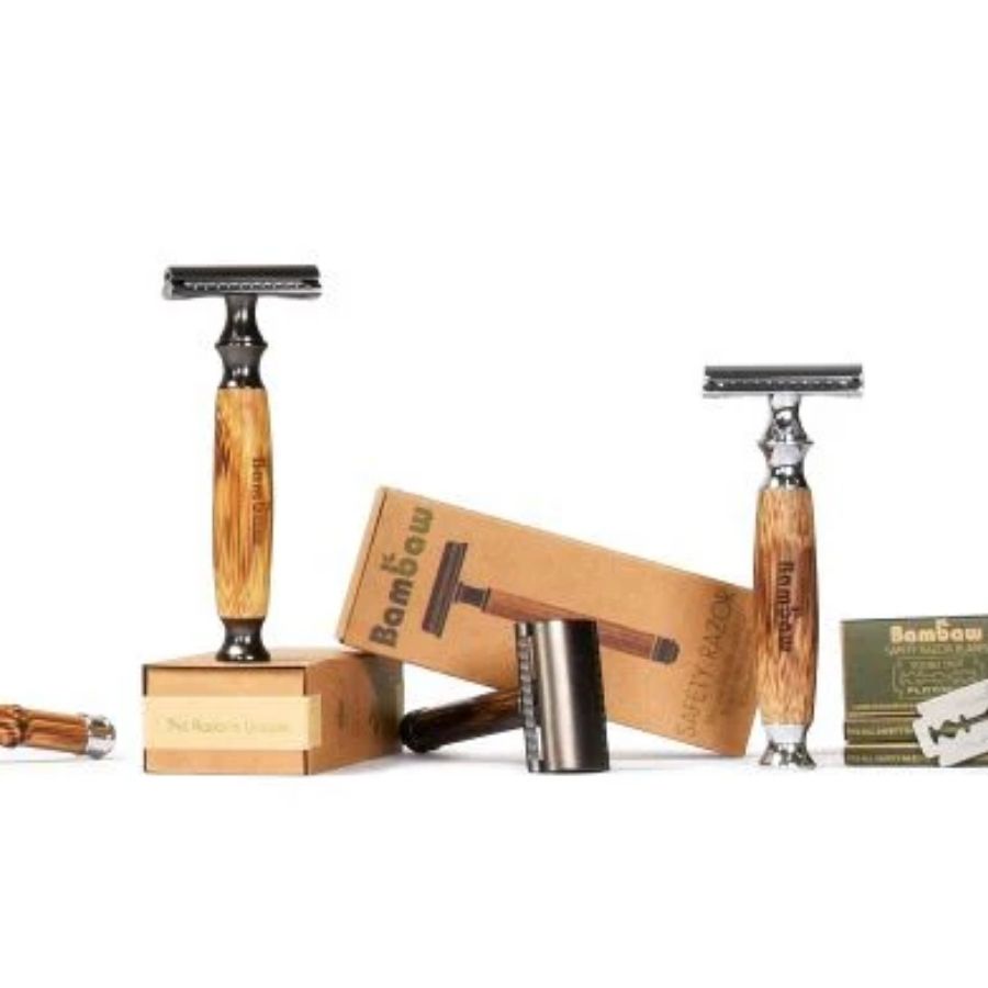 Plusieurs rasoirs de sécurité en bambou de la marque Bambaw