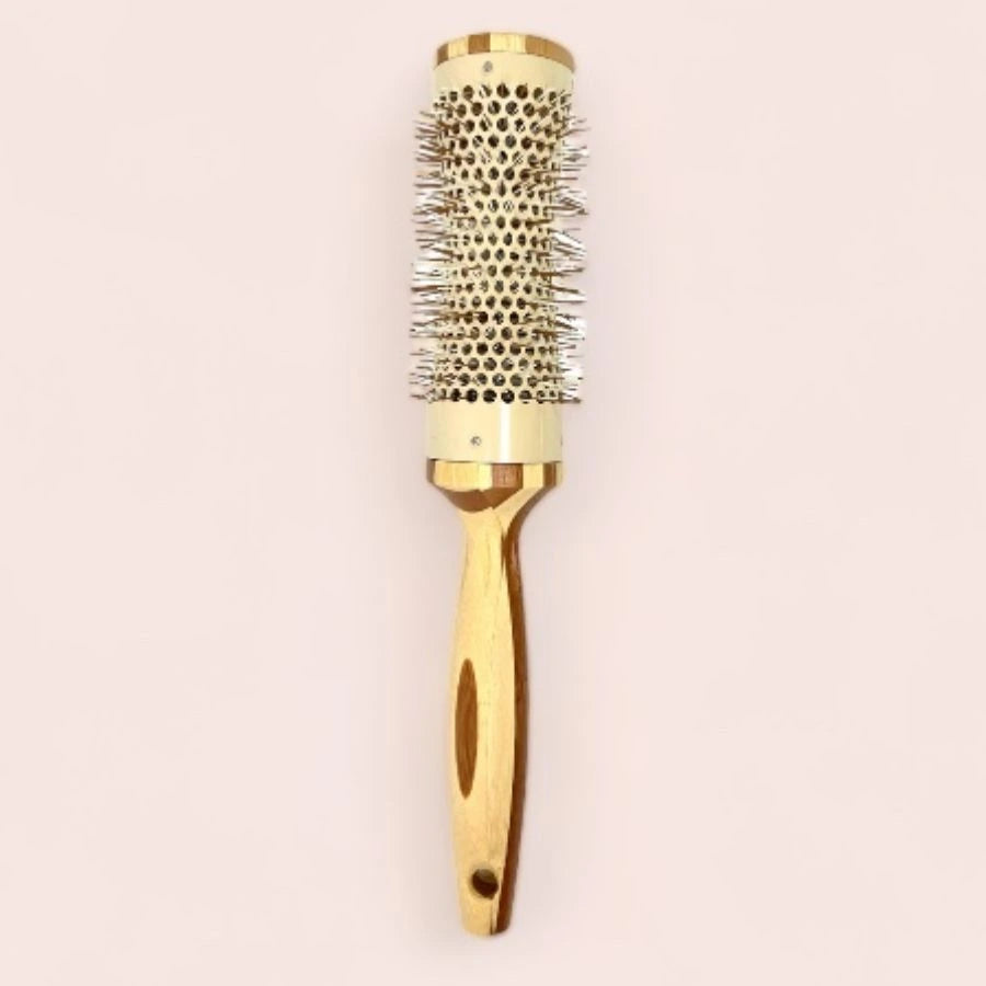 Un brosse en bambou de la marque cap bamboo en diamètre 52mm