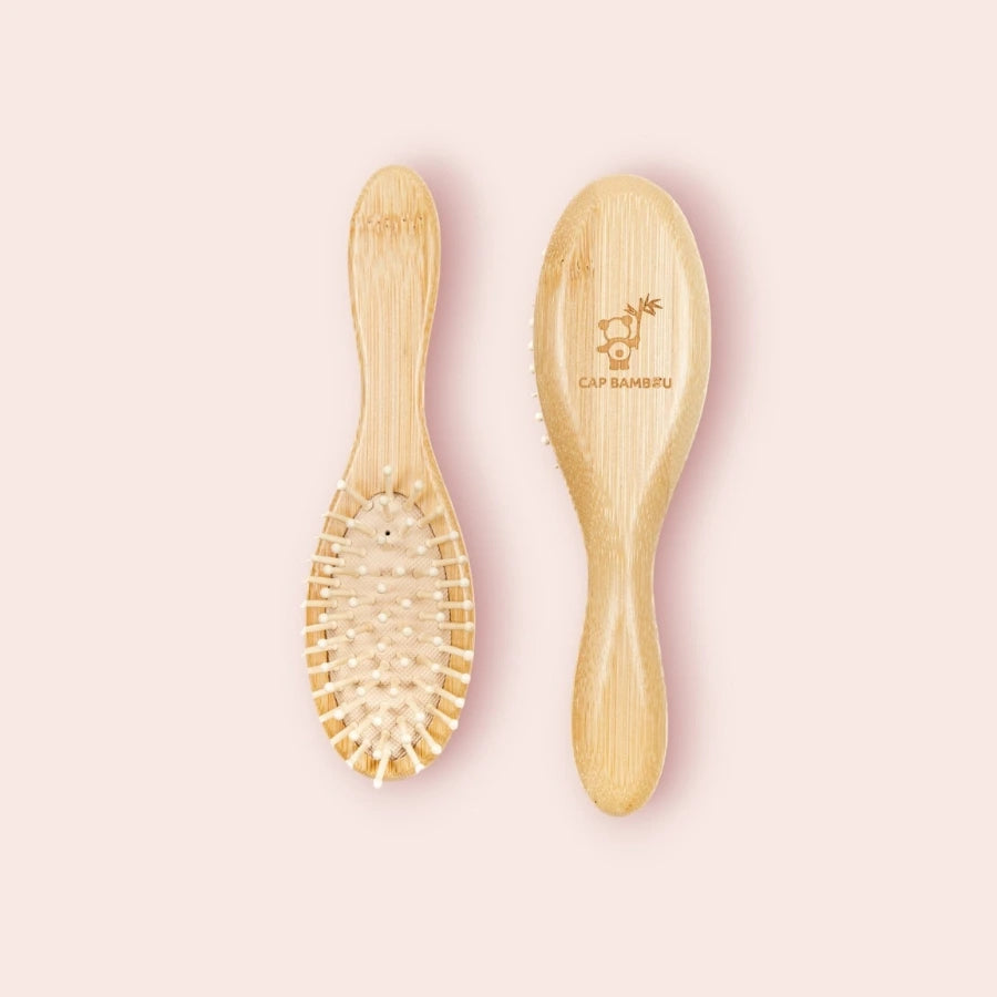 Une brosse à cheveux en bambou pour enfant recto verso de la marque cap bambou