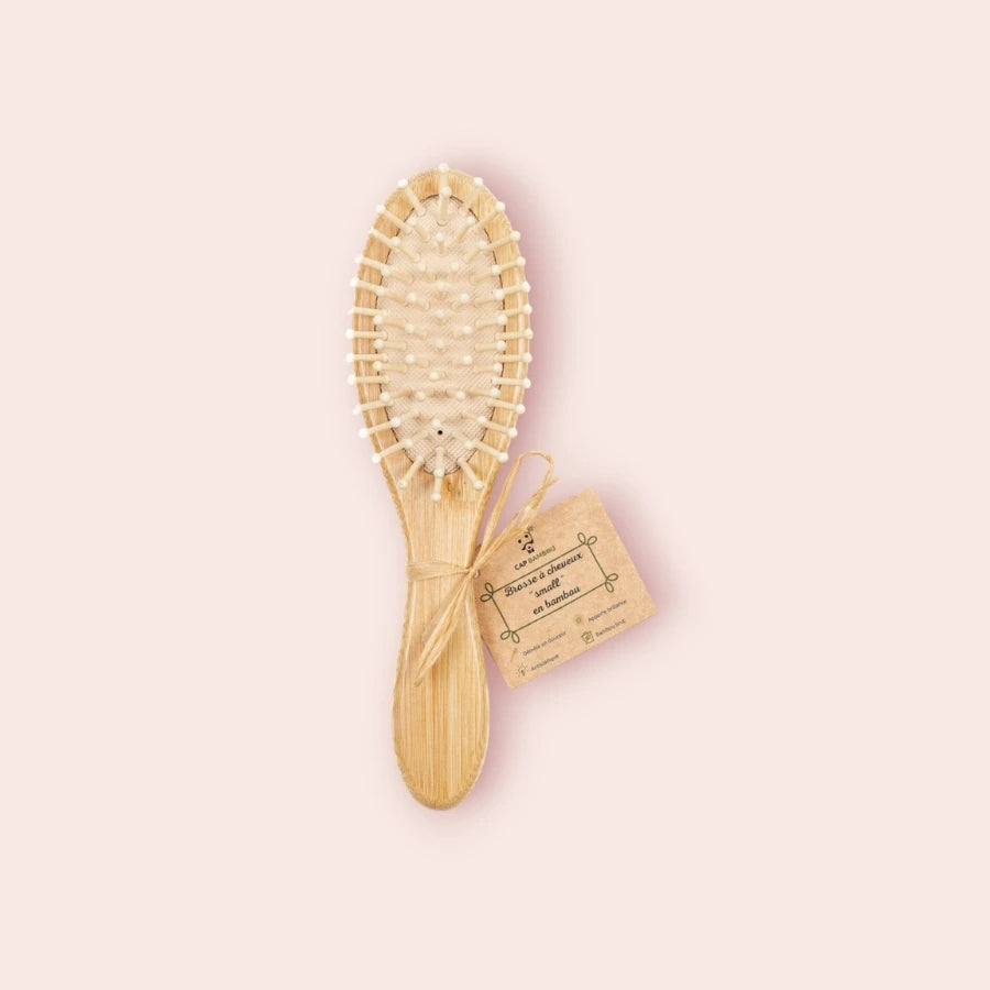 Une brosse à cheveux en bambou pour enfant de la marque cap bambou