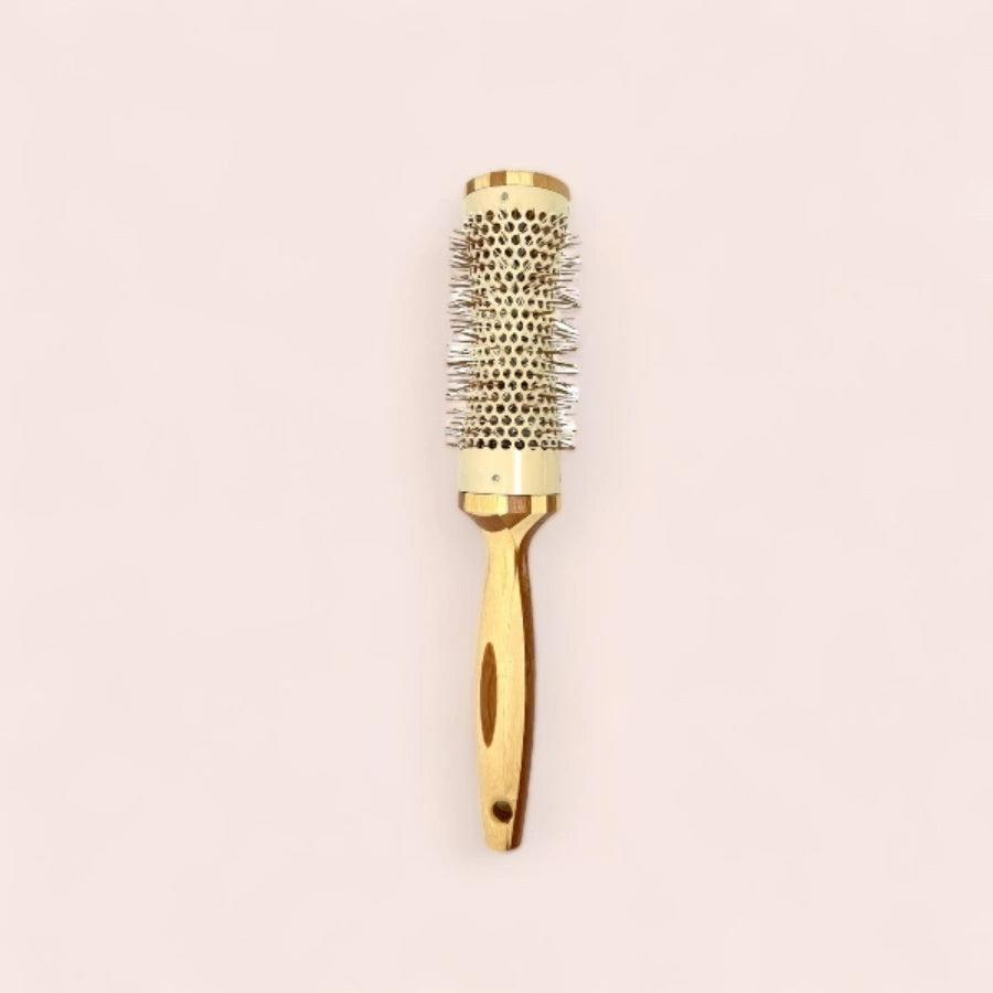 Une brosse à cheveux en bambou pour brushing en diamètre 42 de la marque Cap Bambou