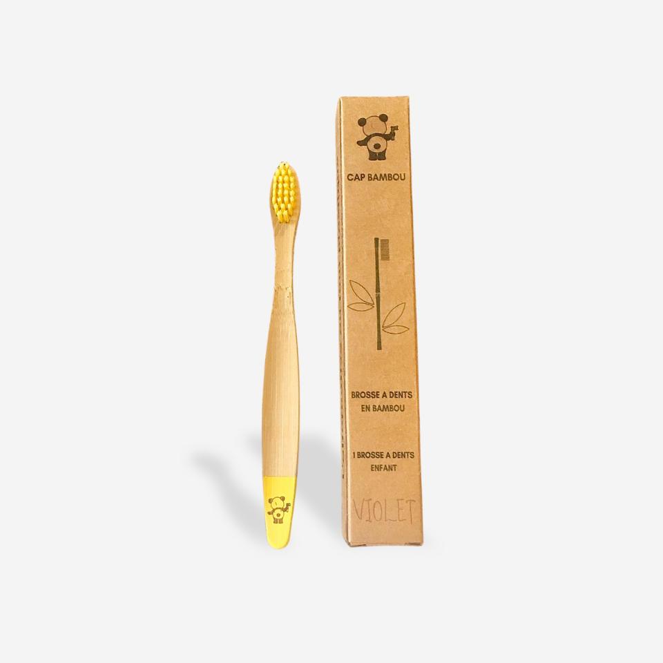  Une brosse à dents enfant jaune de la marque Cap Bambou
