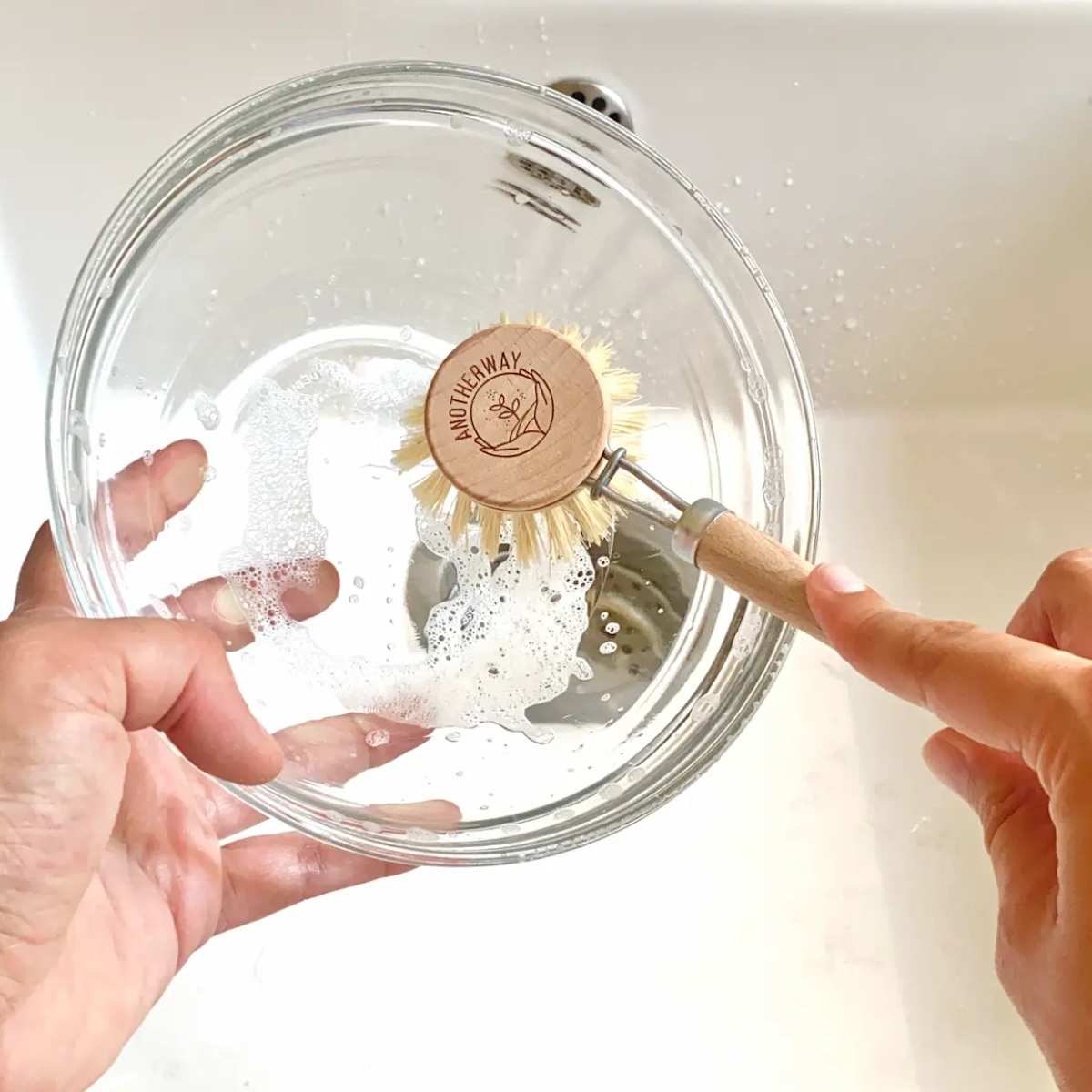Nettoyage d'un plat en verre avec la brosse Anotherway