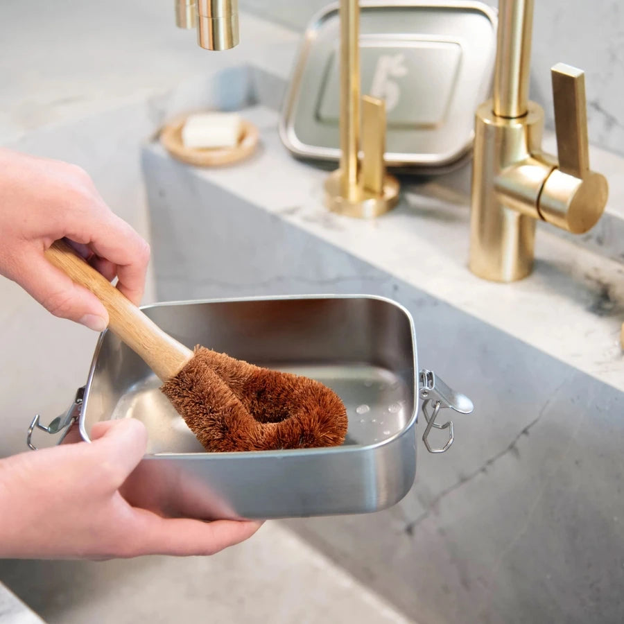Utilisation de la brosse pour la vaisselle en poils en fibre de coco de la marque Bambaw