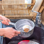 Nettoyage d'une casserole avec la brosse vaisselle de la marque Pimpant