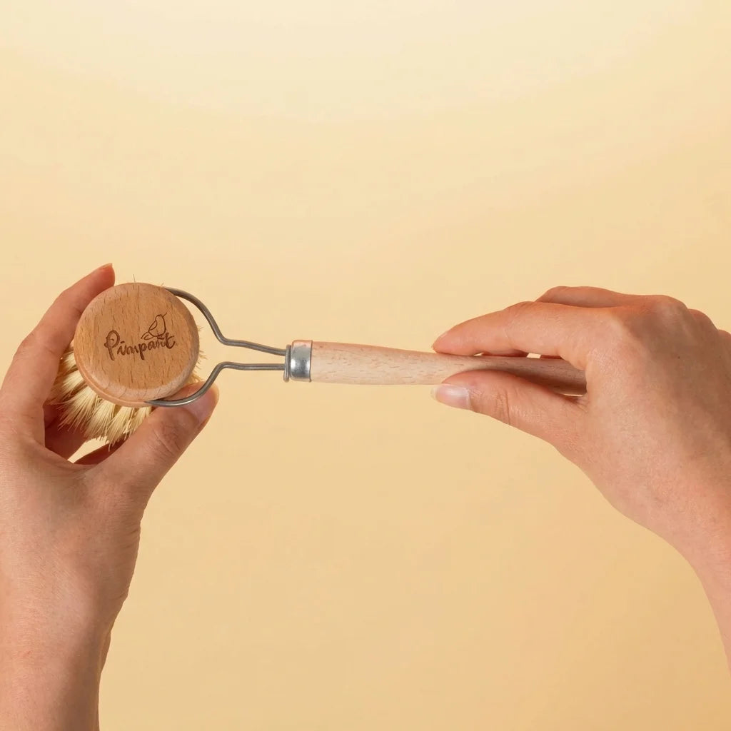 Brosse vaisselle Pimpant en bois avec tête en fibres d'agave remplaçable, design écologique