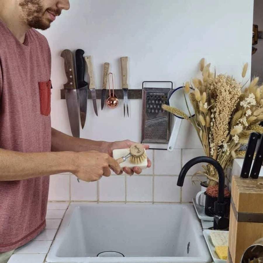 Utilisation de la brosse vaisselle de la marque Pimpant sur un savon solide 