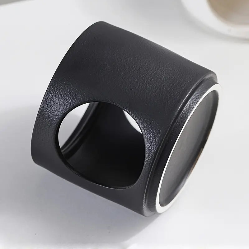 Vue oblique du support en céramique noir texturé