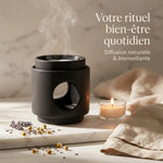 Brûle-parfum dôme noir Scentships avec bougie allumée et fleurs séchées sur marbre blanc