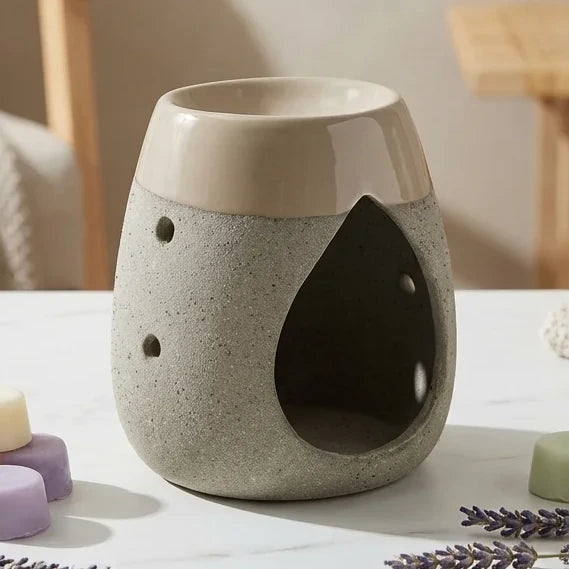 Brûle parfum Scentchips béton gris avec cire parfumée et fleurs séchées sur marbre blanc