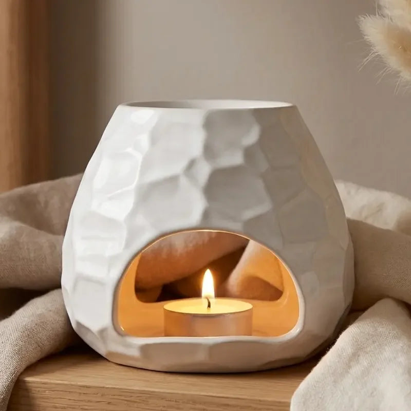 Brûle parfum Scentchips Chiselled Blanc avec cire parfumée sur étagère scandinave