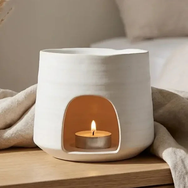 Brûle parfum Hive Low blanc avec cire Scentchips sur table de nuit scandinave minimaliste