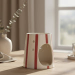Un Brûle Parfum pour cire parfumée de Stripes Red de la marque Scentchips sur une table en bois clair