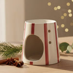 Un Brûle Parfum pour cire parfumée de Stripes Red de la marque Scentchips sur une table en bois