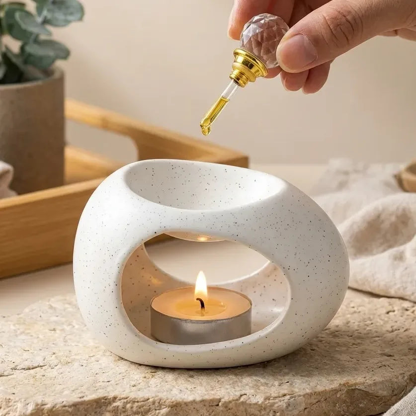 Brûleur de cire céramique blanc minimaliste avec diffuseur huiles essentielles et bougie allumée