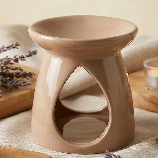 Brûleur céramique beige pour cire et huiles essentielles avec design goutte et accessoires aromathérapie