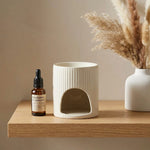 Brûleur de cire céramique blanc cassé avec huiles essentielles et décoration scandinave
