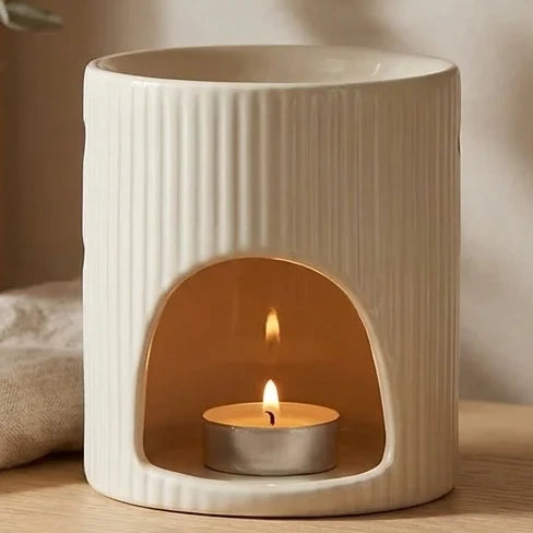 Brûleur de cire blanc cassé en céramique sur étagère scandinave avec fleurs séchées