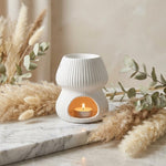 Brûleur de parfum Curve Blanc Scentships sur surface marbre avec décoration florale