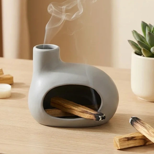 Brûleur d'encens céramique grise avec bâtons palo santo et bougies blanches