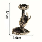 Un brûleur d'encens en cascade en forme de main de Bouddha avec une fleur de lotus, dimensions indiquées.