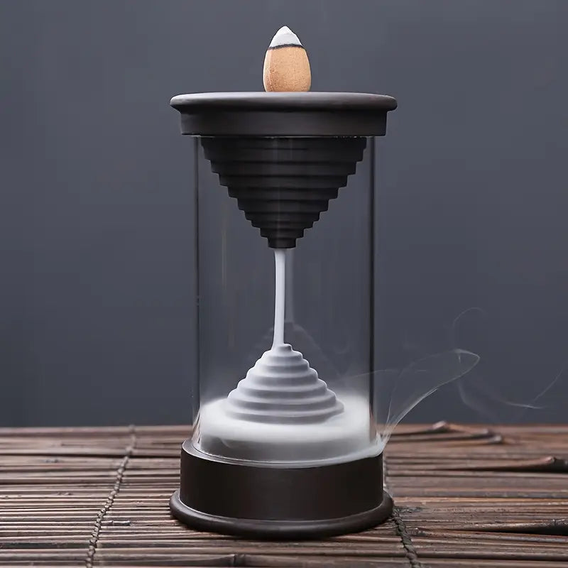Un Brûleur d’Encens en Céramique avec Tube en Verre Effet Cascade posé sur une table en bois