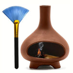 Un brûleur d'encens pour Palo Santo en céramique couleur terre cuite avec sa brosse