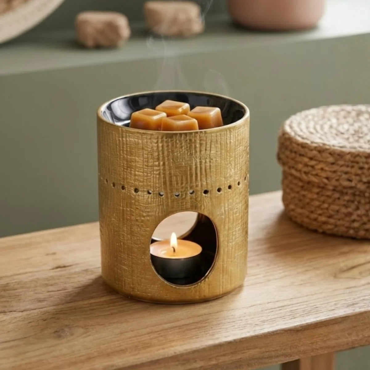 Brûleur Fossil Doré Scentchips avec bougie allumée faisant fondre des carré d'ambre